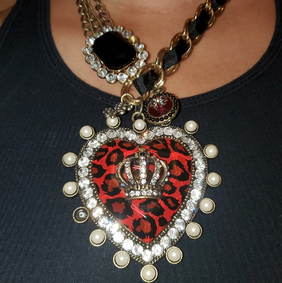 BETSEY JOHNSON ROYAL ENGAGEMENT HEART NECKLACE